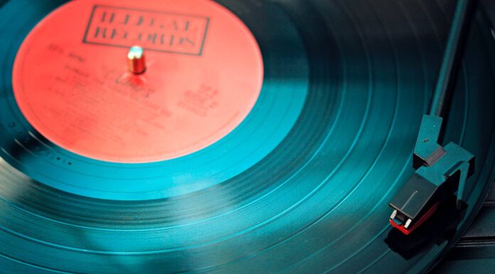 Poptávka po vinylových deskách stoupá, české lisovny investují do svého rozvoje